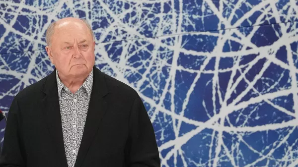 Тренер Алексей Мишин наблюдает за выступлением спортсменов в Кубке Первого канала по фигурному катанию (26 марта 2022). Саранск - Sputnik Армения