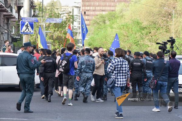 Акция протеста у российского посольства (21 апреля 2022). Еревaн - Sputnik Армения