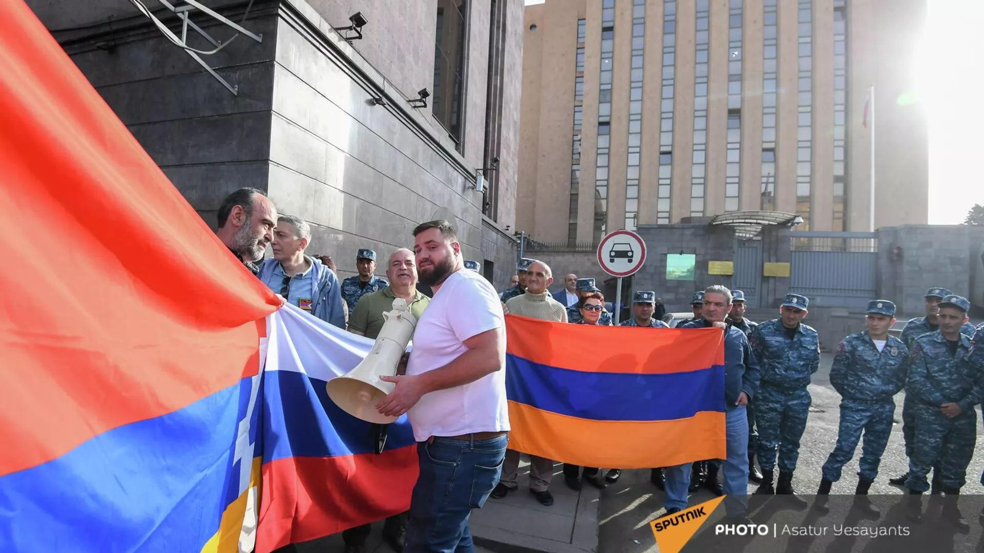 Акция протеста у российского посольства (21 апреля 2022). Еревaн Акция протеста у российского посольства (21 апреля 2022). Еревaн - Sputnik Армения, 1920, 21.04.2022