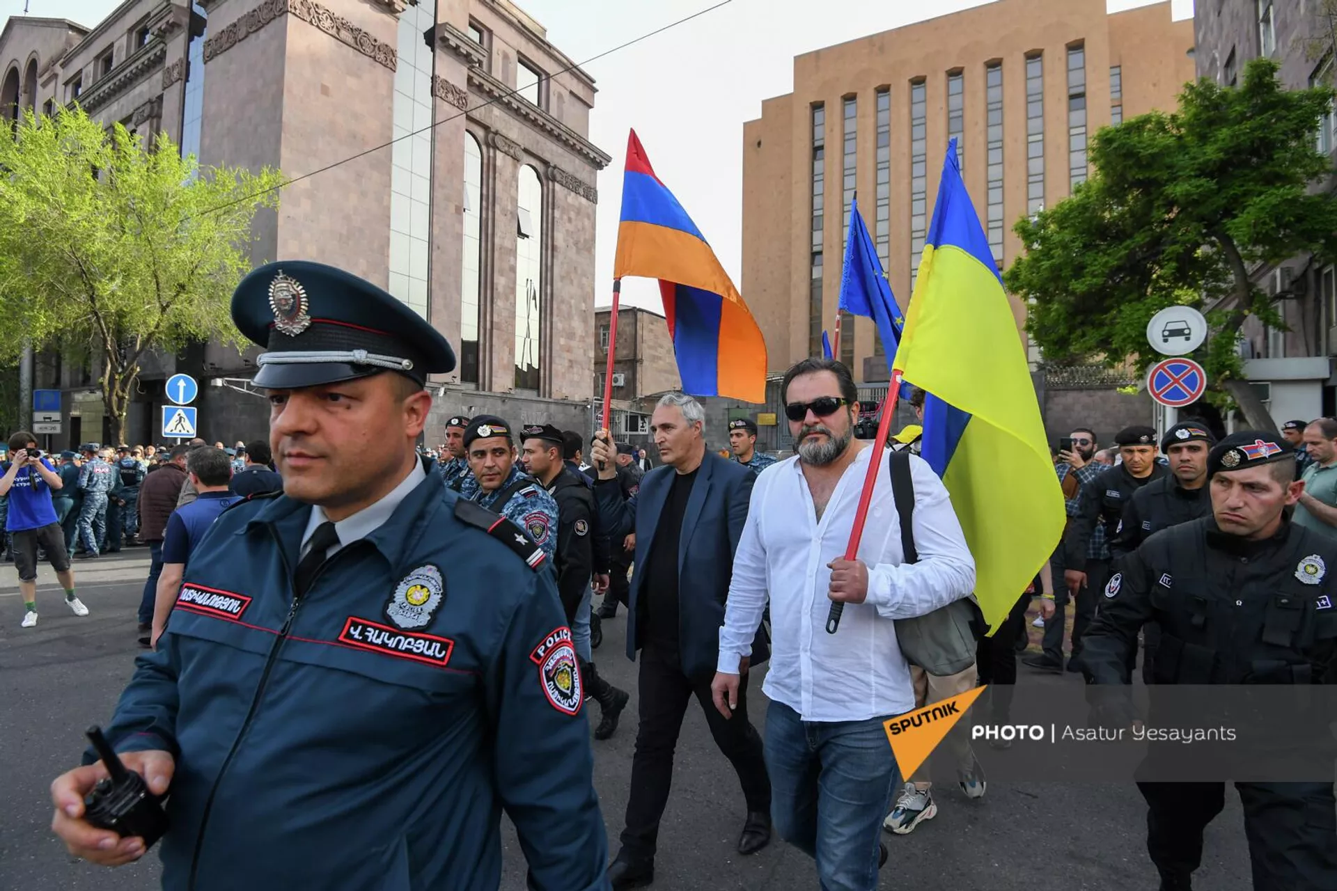 Тигран Хзмалян во время акции протеста у российского посольства (21 апреля 2022). Еревaн Тигран Хзмалян во время акции протеста у российского посольства (21 апреля 2022). Еревaн - Sputnik Армения, 1920, 21.04.2022