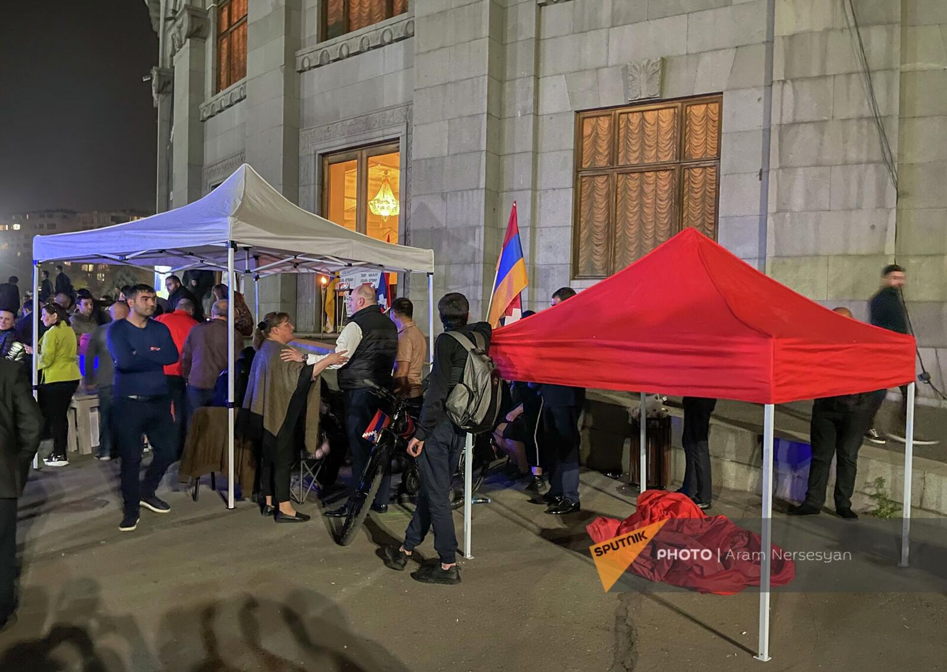 Сбор подписей в палатках во время акции протеста на площади Свободы (21 апреля 2022). Еревaн - Sputnik Армения, 1920, 21.04.2022