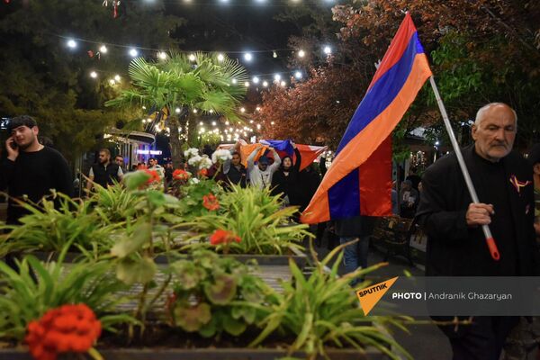 Шествие участников движения 5165 к площади Свободы (22 апреля 2022). Еревaн - Sputnik Армения
