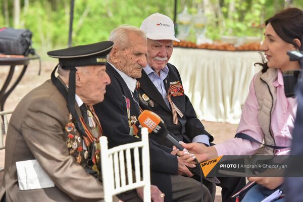Ветераны на мероприятии &quot;Сад памяти&quot; в Парке Победы  - Sputnik Армения
