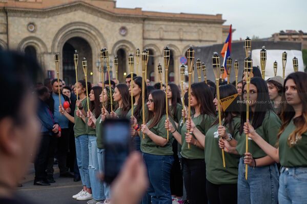 Участники факельного шествия на площади Республики (23 апреля 2022). Ереван - Sputnik Армения