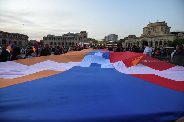 Огромный флаг Арцаха развернули на площади Республики в Ереване участники шествия - Sputnik Армения