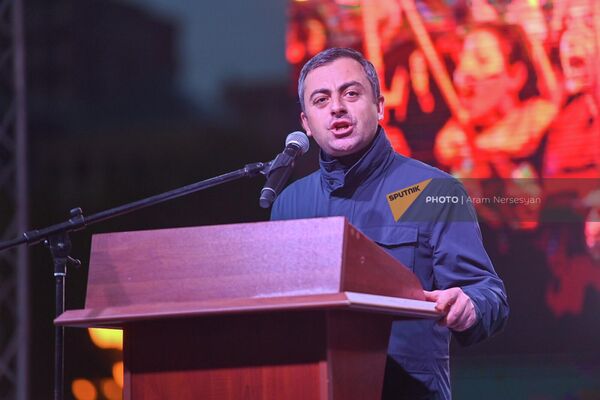 Оппозиционер Ишхан Сагателян обращается к участникам шествия непосредственно перед его началом, призывая к &quot;борьбе за Армению и Арцах&quot; - Sputnik Армения