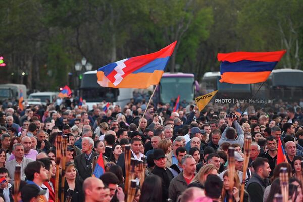 Участники акции с флагами Армении и Арцаха - Sputnik Армения