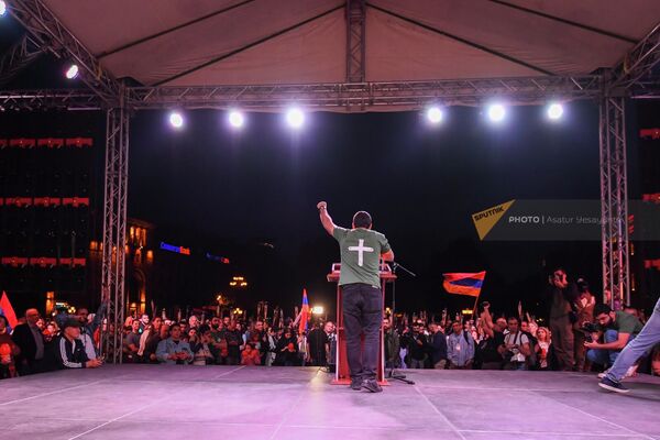 Ակտիվիստը դիմում է ջահերով երթի մասնակիցներին՝ Հանրապետության հրապարակում (23 ապրիլի, 2022թ). Երևան - Sputnik Արմենիա
