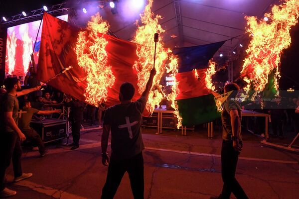 Традиционное сожжение флагов Турции и Азербайджана на площади Республики. Этим огнем зажгут факелы - Sputnik Армения