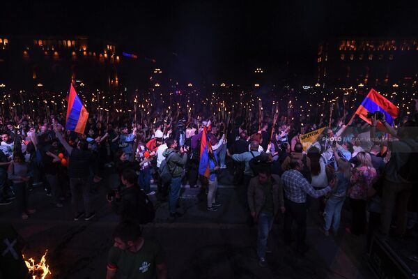 Участники факельного шествия поют &quot;главную песню&quot; акции &quot;Зартир, Лао&quot; - Sputnik Армения