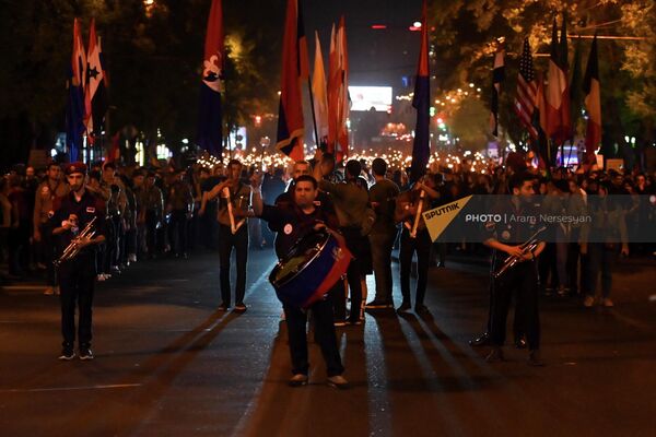 Барабанщики во главе колонны, направляющейся к Цицернакаберду - Sputnik Армения