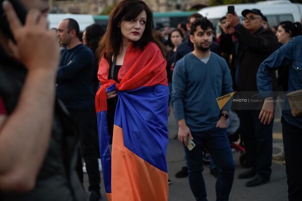 Девушка укуталась  в армянский флаг - Sputnik Армения