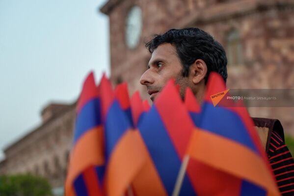 Участник факельного шествия на площади Республики (23 апреля 2022). Еревaн - Sputnik Армения