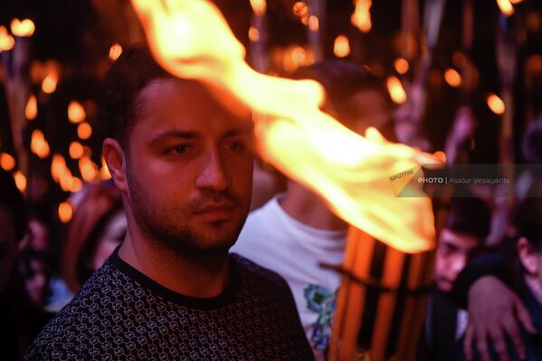 Участник факельного шествия на площади Республики (23 апреля 2022). Еревaн - Sputnik Армения