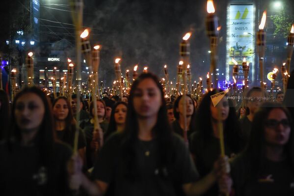 Участники факельного шествия на проспекте Маштоца (23 апреля 2022). Еревaн - Sputnik Армения