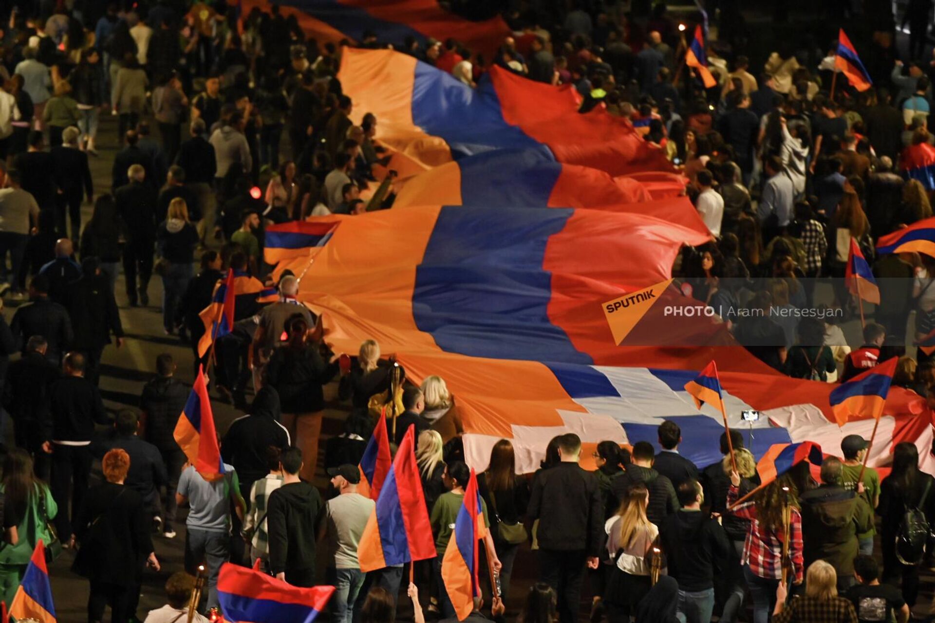 Участники факельного шествия несут флаг Арцаха (23 апреля 2022). Ереван - Sputnik Արմենիա, 1920, 23.04.2022