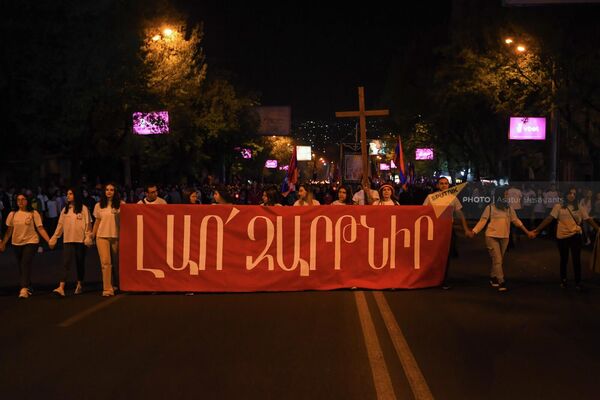 Участники факельного шествия на проспекте Баграмяна (23 апреля 2022). Еревaн - Sputnik Армения
