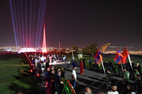 Участники факельного шествия в мемориальном комплексе Цицернакаберд (23 апреля 2022). Еревaн - Sputnik Армения