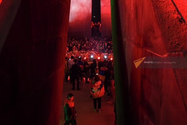 Участники факельного шествия в мемориальном комплексе Цицернакаберд (23 апреля 2022). Еревaн - Sputnik Армения