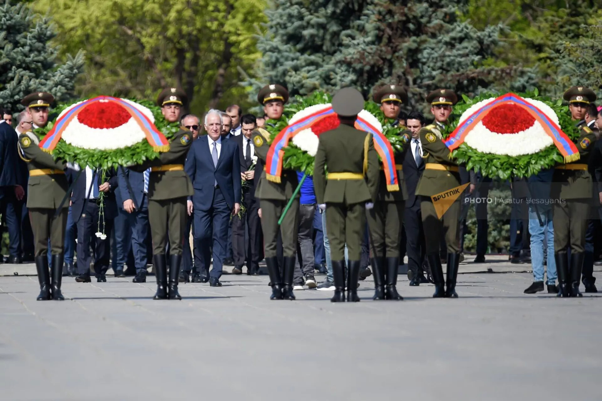 Первые лица страны во время возложения цветов к Мемориалу Геноцида армян (24 апреля 2022). Ереван Первые лица страны во время возложения цветов к Мемориалу Геноцида армян (24 апреля 2022). Ереван - Sputnik Армения, 1920, 24.04.2022