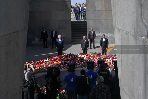Первые лица страны во время возложения цветов к Мемориалу Геноцида армян (24 апреля 2022). Ереван - Sputnik Армения