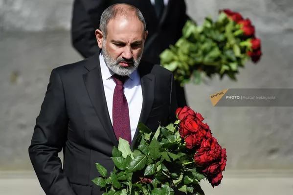 Премьер-министр Никол Пашинян возложил к Мемориалу алые розы Премьер-министр Никол Пашинян возложил к Мемориалу алые розы - Sputnik Армения