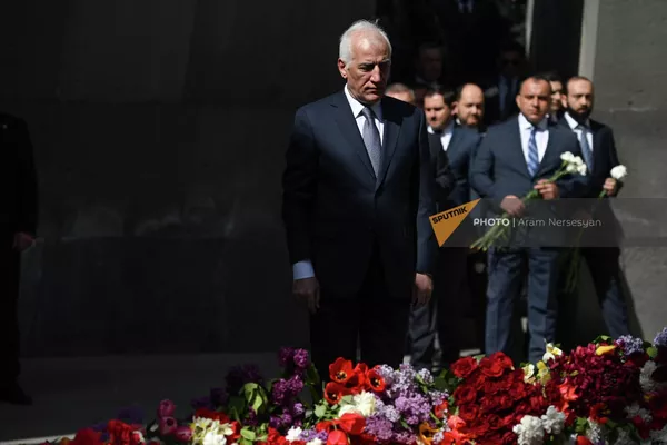 Президент Ваагн Хачатрян посетил Мемориал вместе с правительственной делегацией Президент Ваагн Хачатрян посетил Мемориал вместе с правительственной делегацией - Sputnik Армения
