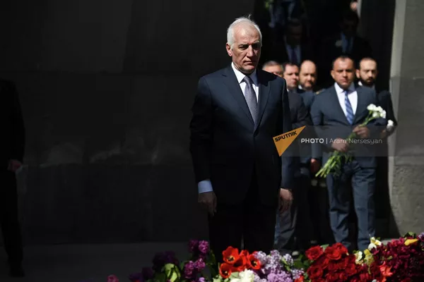 Президент Ваагн Хачатрян во время возложения цветов к Мемориалу Геноцида армян (24 апреля 2022). Ереван Президент Ваагн Хачатрян во время возложения цветов к Мемориалу Геноцида армян (24 апреля 2022). Ереван - Sputnik Армения