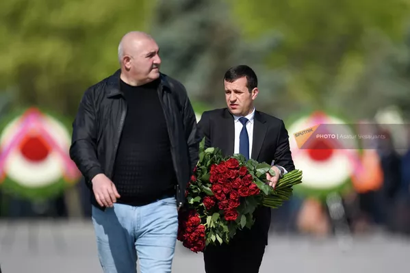 Сотрудники протокольных служб с букетами Сотрудники протокольных служб с букетами - Sputnik Армения