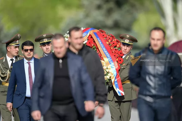 Солдаты несут венок от властей Карабаха Солдаты несут венок от властей Карабаха - Sputnik Армения