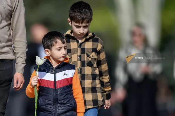 По традиции родители приводят своих детей По традиции родители приводят своих детей - Sputnik Армения