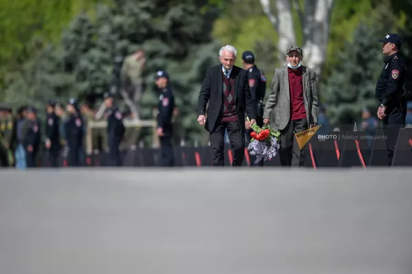 Несмотря на преклонный возраст, поднимаются воздать дань уважения погибшим и представители старшего поколения Несмотря на преклонный возраст, поднимаются воздать дань уважения погибшим и представители старшего поколения - Sputnik Армения