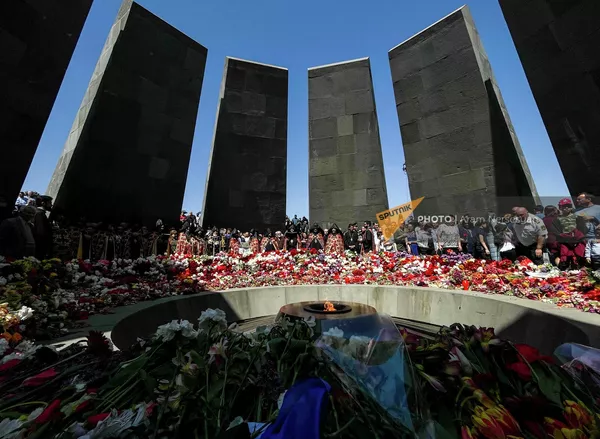 Цветы несут к Мемориалу со вчерашнего дня Цветы несут к Мемориалу со вчерашнего дня - Sputnik Армения