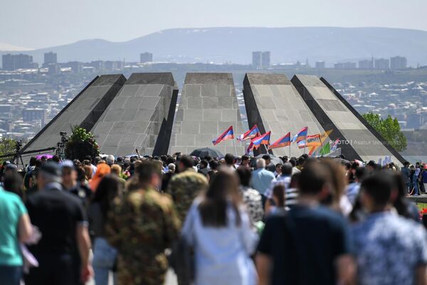 С утра к Мемориалу памяти жертв Геноцида армян несут цветы - Sputnik Армения