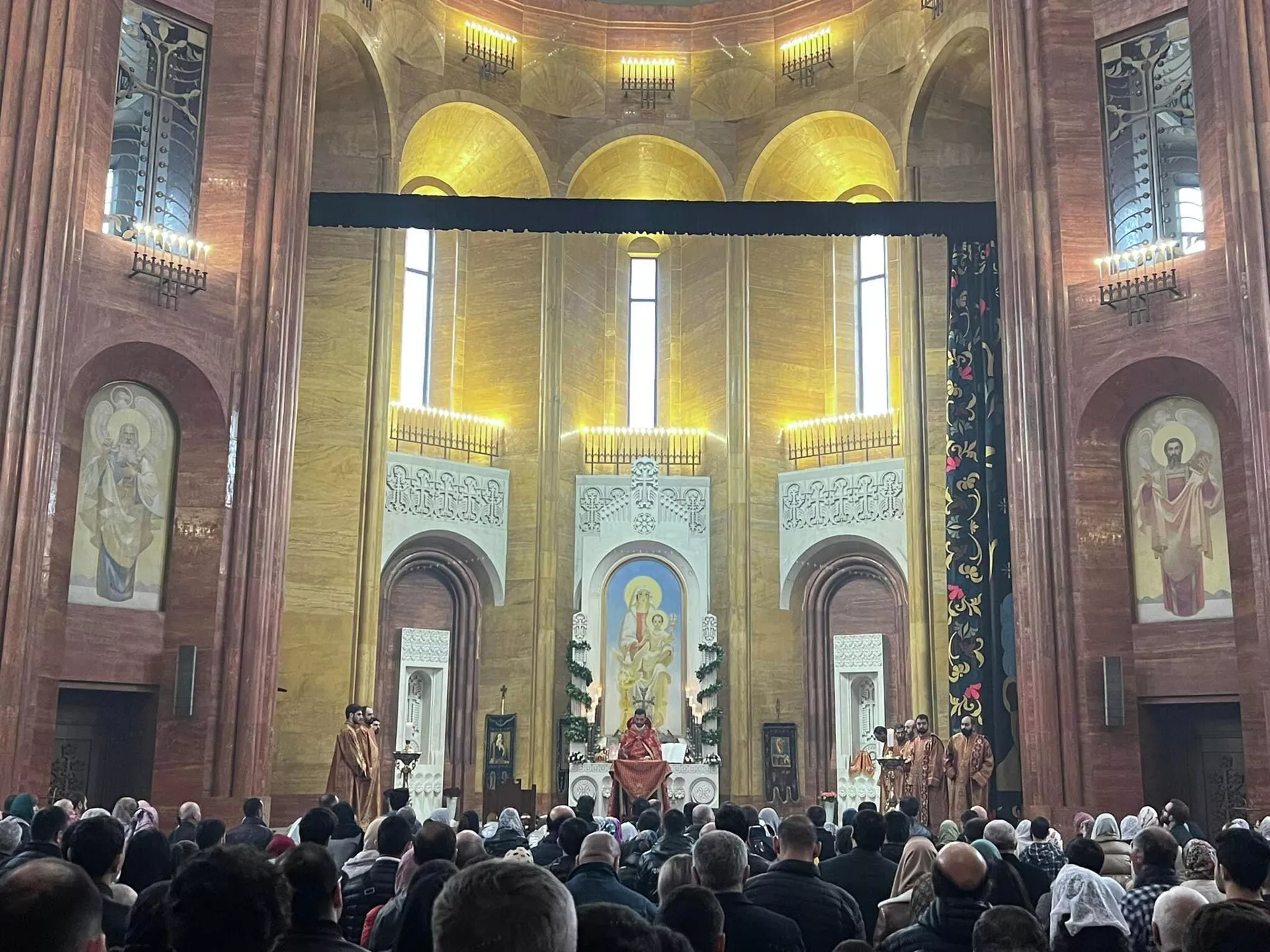 Церемония возложения цветов к мемориалу памяти жертв Геноцида армян, установленному на территории церковного комплекса ААЦ (24 апреля 2022). Москва
Церемония возложения цветов к мемориалу памяти жертв Геноцида армян, установленному на территории церковного комплекса ААЦ (24 апреля 2022). Москва
- Sputnik Армения, 1920, 24.04.2022