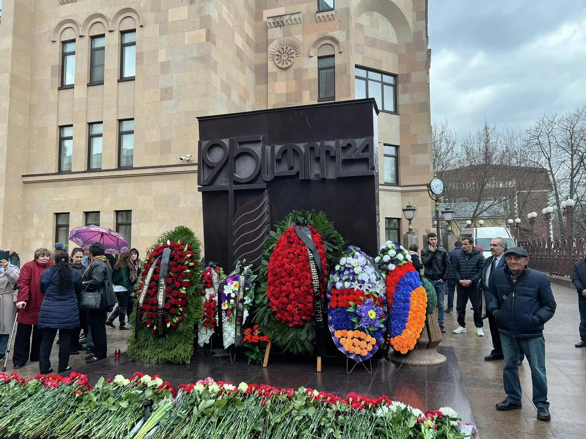 Церемония возложения цветов к мемориалу памяти жертв Геноцида армян, установленному на территории церковного комплекса ААЦ (24 апреля 2022). Москва
Церемония возложения цветов к мемориалу памяти жертв Геноцида армян, установленному на территории церковного комплекса ААЦ (24 апреля 2022). Москва
- Sputnik Армения, 1920, 24.04.2022