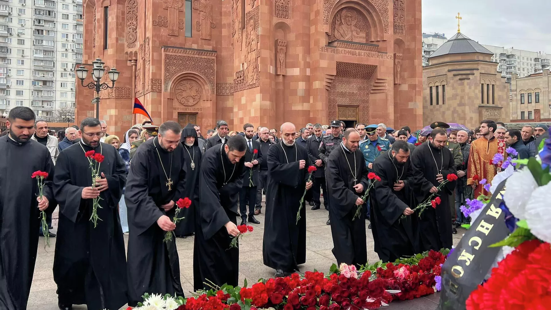 Церемония возложения цветов к мемориалу памяти жертв Геноцида армян, установленному на территории церковного комплекса ААЦ (24 апреля 2022). Москва
Церемония возложения цветов к мемориалу памяти жертв Геноцида армян, установленному на территории церковного комплекса ААЦ (24 апреля 2022). Москва
- Sputnik Армения, 1920, 24.04.2022