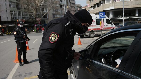 Полицейские проверяют удостоверения личности и документы людей во время двухдневной общенациональной блокировки (3 апреля 2021)ю Анкара - Sputnik Արմենիա