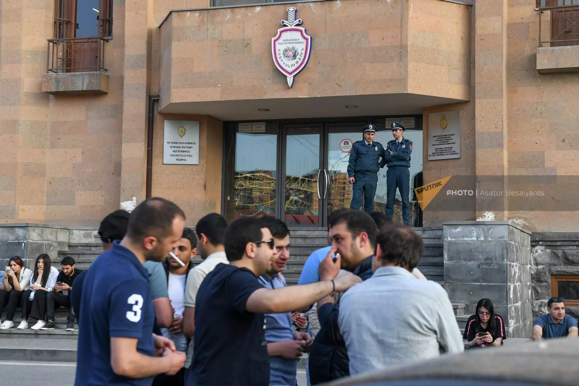 Ситуация у здания полиции административного района Кентрон (25 апреля 2022). Еревaн Ситуация у здания полиции административного района Кентрон (25 апреля 2022). Еревaн - Sputnik Армения, 1920, 25.04.2022