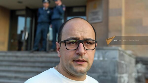 Айк Мамиджанян отвечает на вопросы журналистов у здания полиции административного района Кентрон (25 апреля 2022). Еревaн - Sputnik Армения