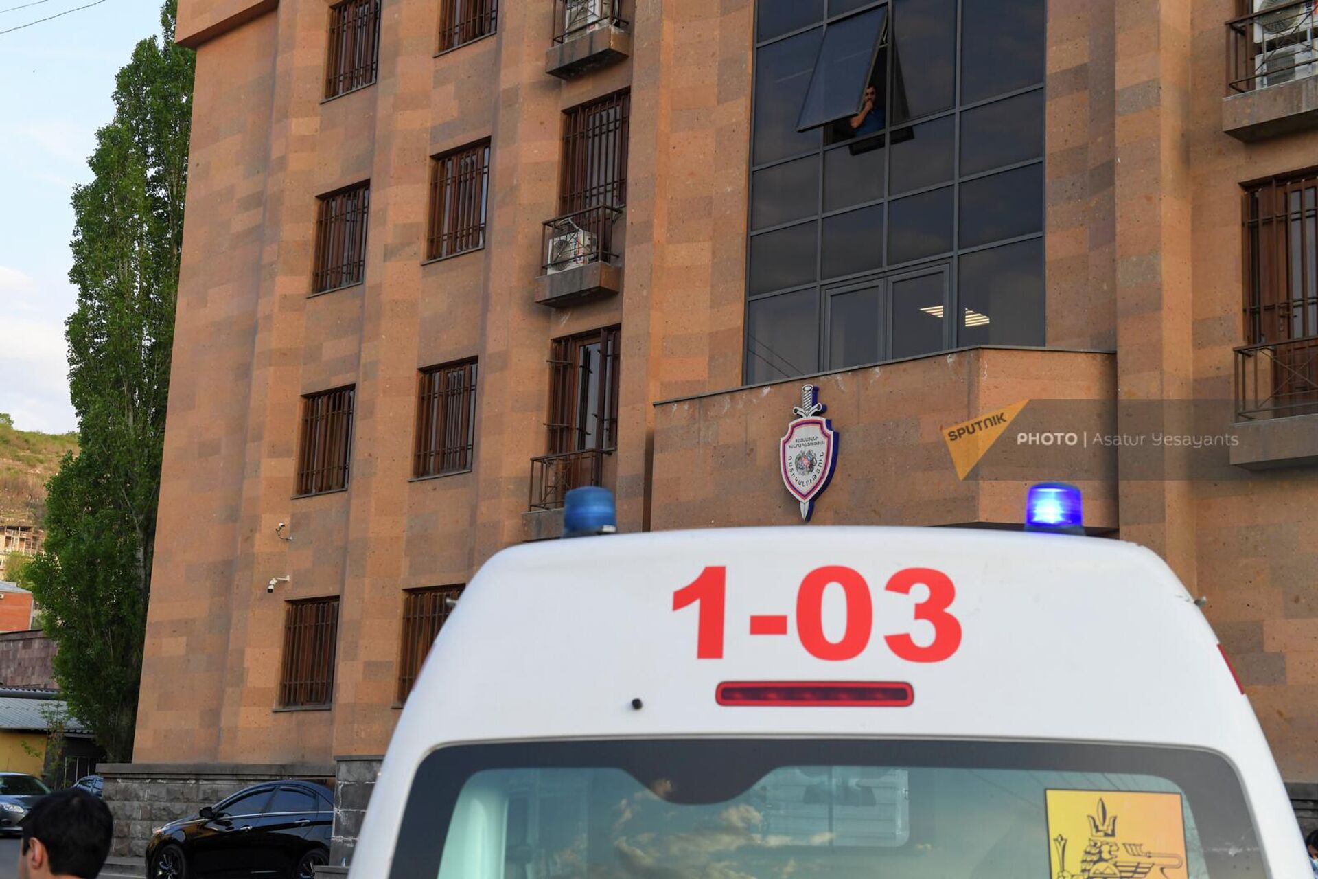 Автомобиль скорой помощи у здания полиции административного района Кентрон (25 апреля 2022). Еревaн - Sputnik Армения, 1920, 25.04.2022