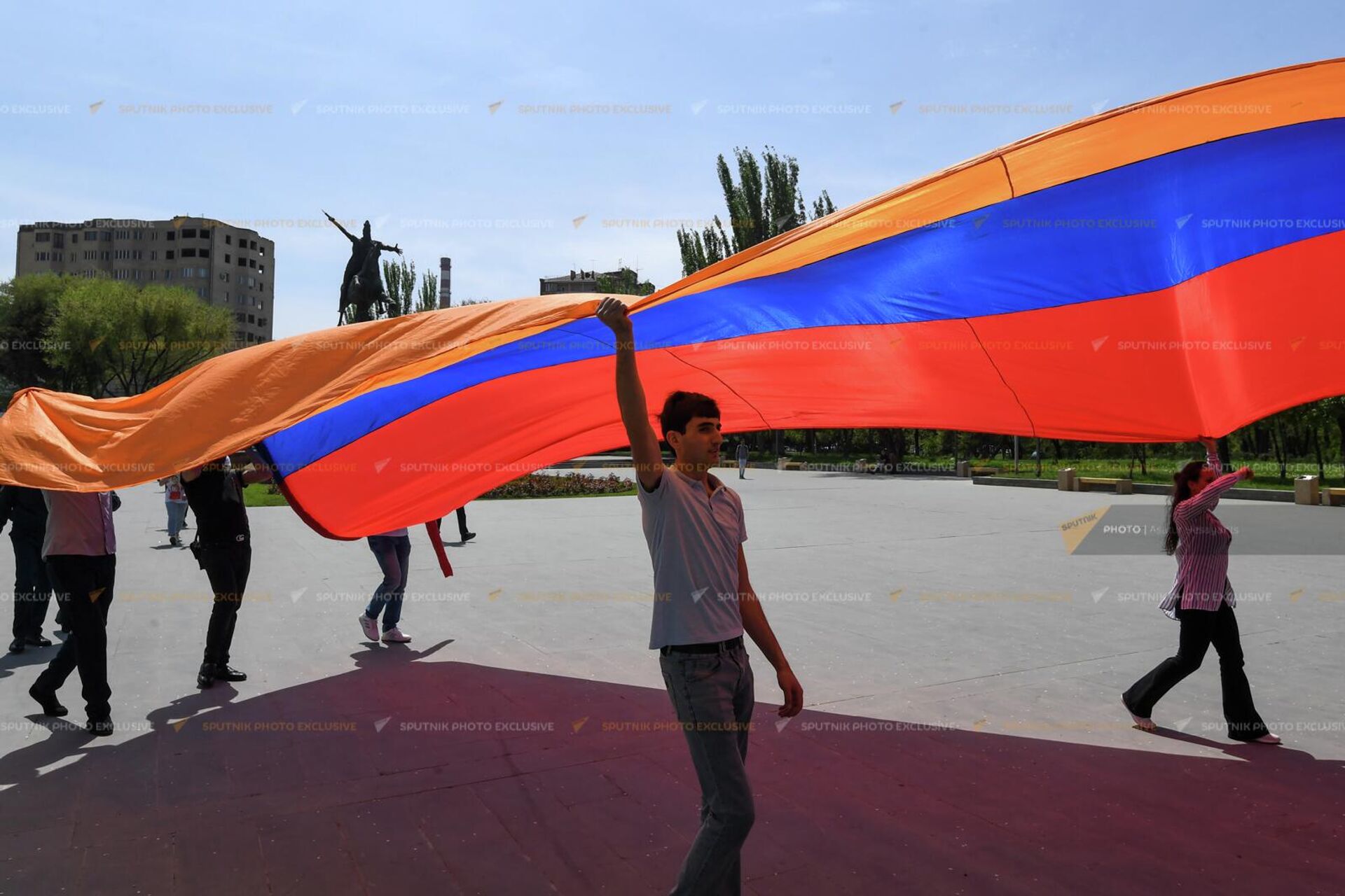 Присоединяйтесь. молодые люди проводят в ереванских вузах акции по информированию (26 апреля 2022). Ереван - Sputnik Армения, 1920, 26.04.2022