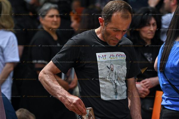 Ակցիայի մասնակիցները զոհվածների լուսանկարներով շապիկներ էին հագել։ - Sputnik Արմենիա