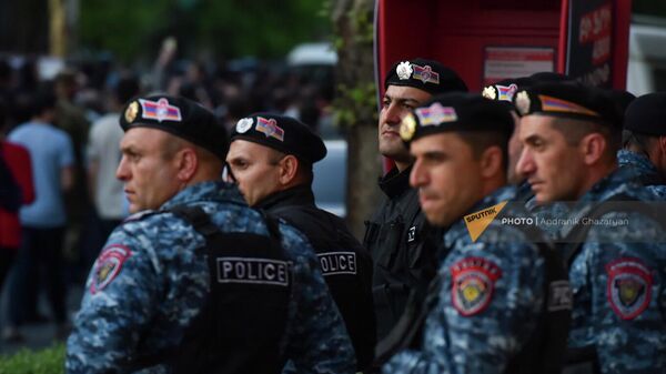 Полиция наблюдает за участниками марша осведомленности Проснись, Лао с флагами (26 апреля 2022). Еревaн - Sputnik Армения