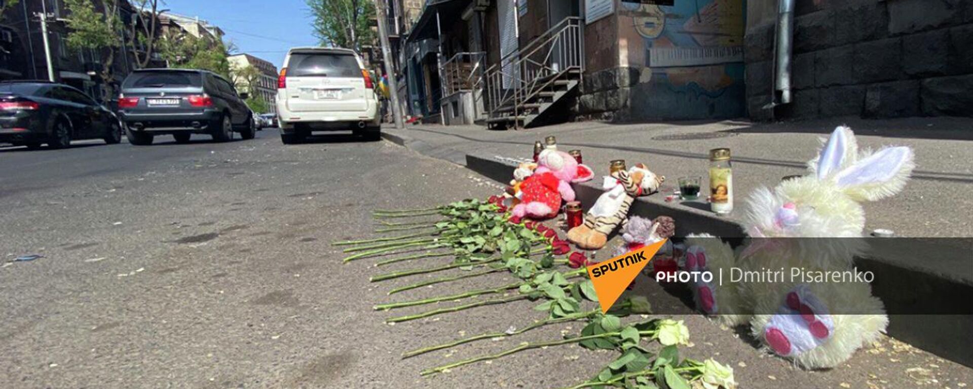 Цветы и игрушки на месте аварии беременной женщины на перекрестке улиц Лео - Пароняна (27 апреля 2022). Еревaн - Sputnik Армения, 1920, 04.10.2022