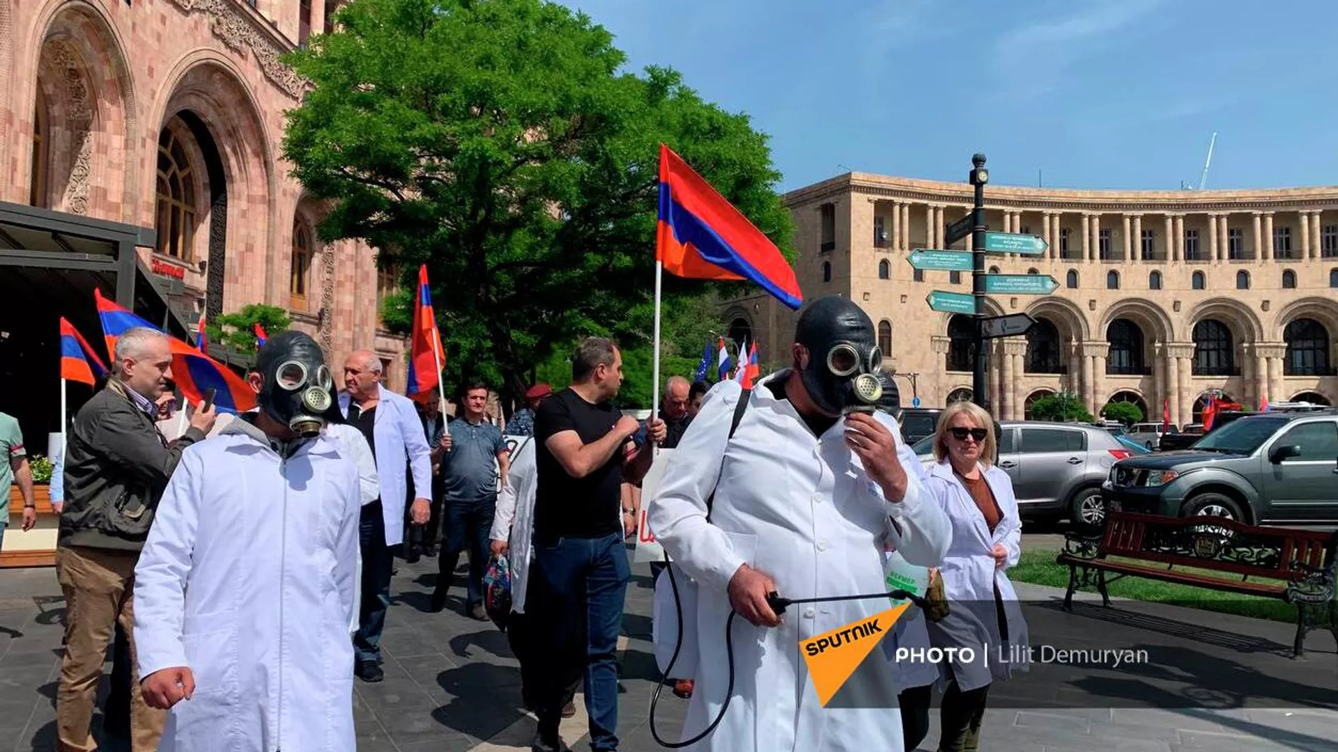 Участники акции протеста со средствами дезинфекции в противогазах на площади Республики (27 апреля 2022). Еревaн Участники акции протеста со средствами дезинфекции в противогазах на площади Республики (27 апреля 2022). Еревaн - Sputnik Армения, 1920, 27.04.2022
