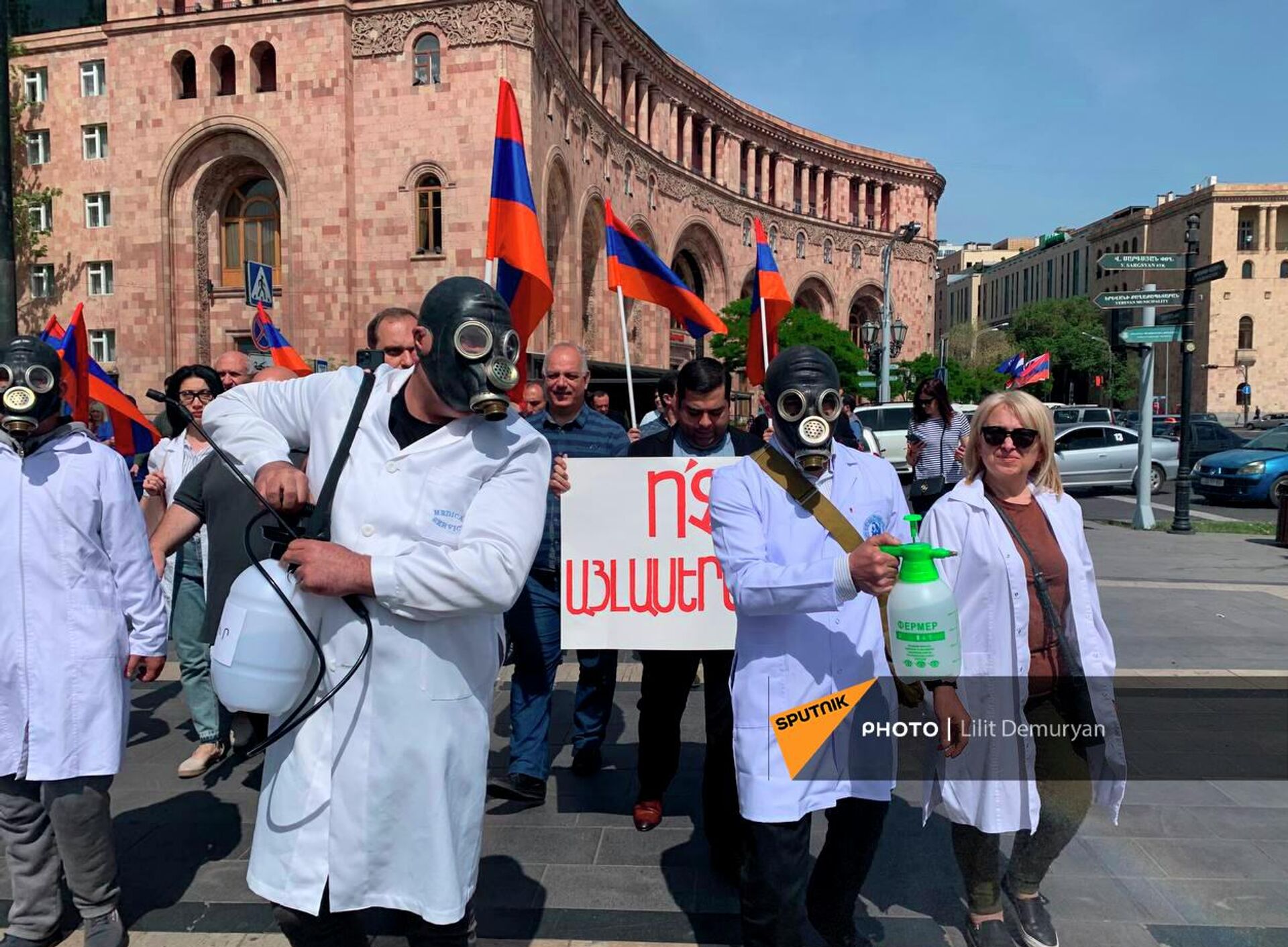 Участники акции протеста со средствами дезинфекции в противогазах на площади Республики (27 апреля 2022). Еревaн - Sputnik Армения, 1920, 27.04.2022