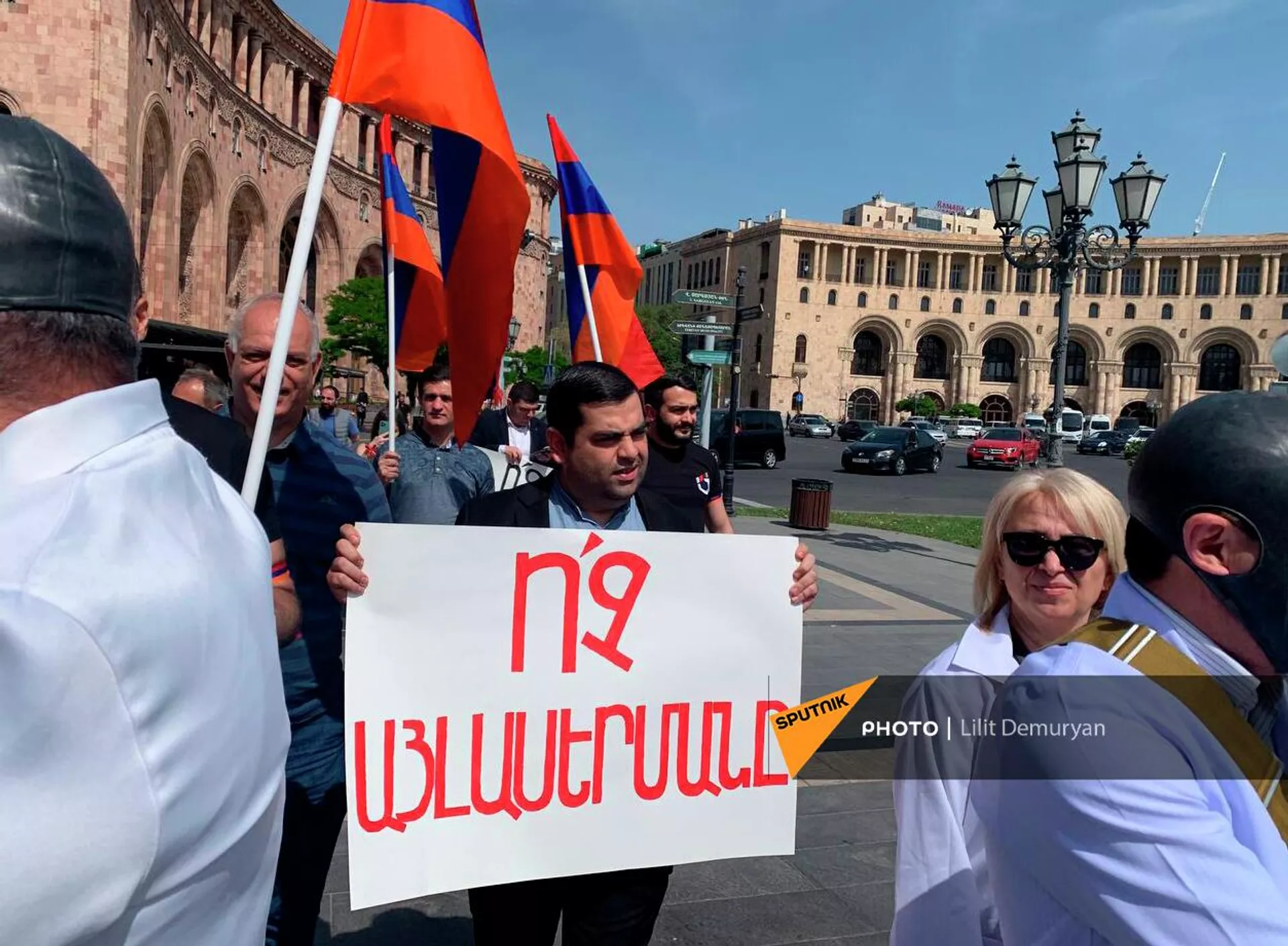 Участники акции протеста со средствами дезинфекции в противогазах на площади Республики (27 апреля 2022). Еревaн Участники акции протеста со средствами дезинфекции в противогазах на площади Республики (27 апреля 2022). Еревaн - Sputnik Армения, 1920, 27.04.2022