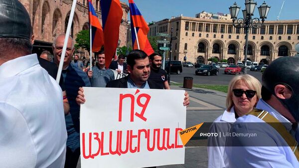 Участники акции протеста со средствами дезинфекции в противогазах на площади Республики (27 апреля 2022). Еревaн - Sputnik Армения
