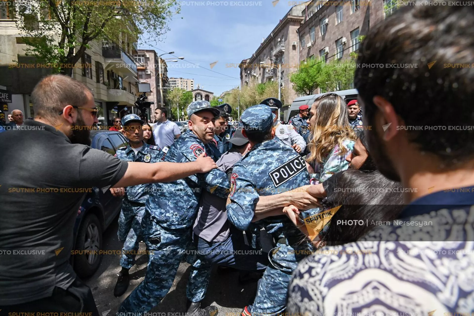 Полиция проводит арест участников молодежной акции протеста (27 апреля 2022). Еревaн Полиция проводит арест участников молодежной акции протеста (27 апреля 2022). Еревaн - Sputnik Армения, 1920, 27.04.2022